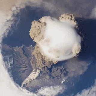 t.....2 - Erupcja wulkanu widziana ze stacji kosmicznej.
#ciekawostki ##!$%@?