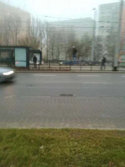 quba92 - Godzina 7:50 koleś chodzi na poręczach na przystanku xD
#gdansk