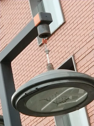 nodoctorneeded - W #krakow na koło przystanku politechnika lampa uliczna wisi na samy...