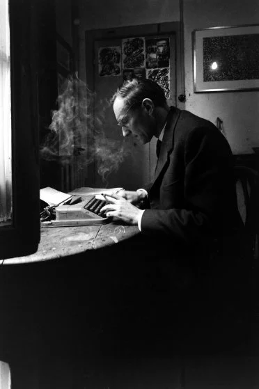 p.....a - William S. Burroughs przy swojej maszynie do pisania, Paryż, 1959.

#foto...