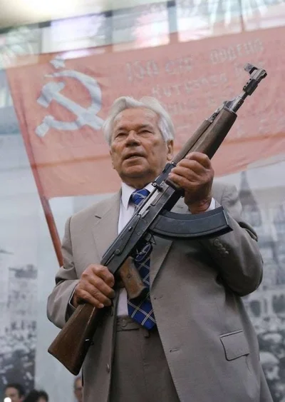 Kellyxx - Mikhail Kalashnikov trzymający pierwszy karabin AK-47.

SPOILER