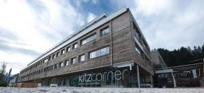 johanlaidoner - Drewniany Budynek Kitz Corner w Oberndorfie w Austrii o powietrzchni ...