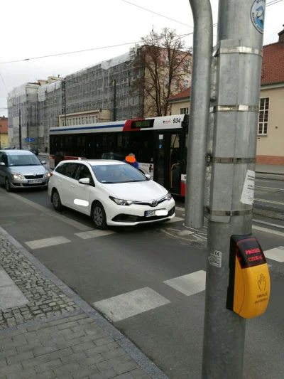 Harry19911 - Ale debile jeżdżą w tym #olsztyn xD była strzałka w prawo, Janusz z tyłu...