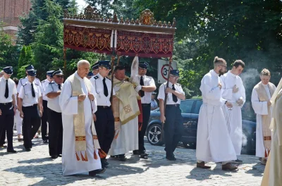 Rumbowy - Zdjęcie z procesji ze wsi - Reszel. Trzymajcie daszek nad grubasem bo się j...