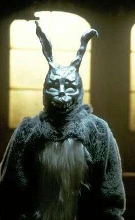 Hugenot111 - Dobra okazja do przypomnienia sobie tego świetnego filmu. 
Donnie Darko ...