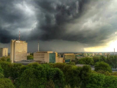 januszekkk - Ulala, zacnie to na żywo musiało wyglądać. #lublin #pogoda #burza