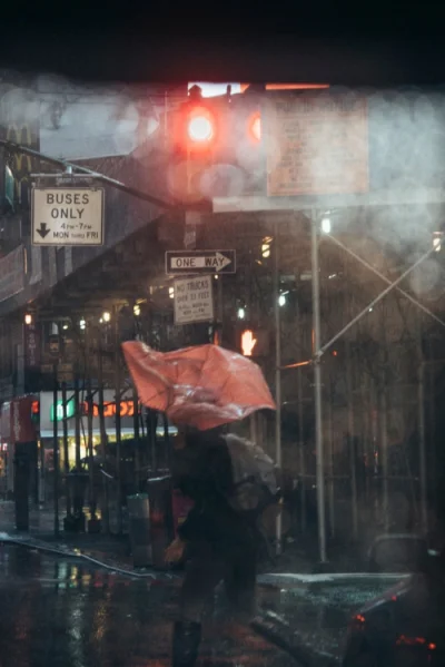szczenki - Jesienny deszczowy wieczór w Nowym Jorku
fot. Jean Counet
#fotografia #j...