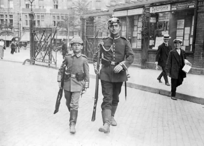 Graff - Niemiecki żołnierz wraz z synem pozują do zdjęcia, Berlin 1914
#historia #fo...