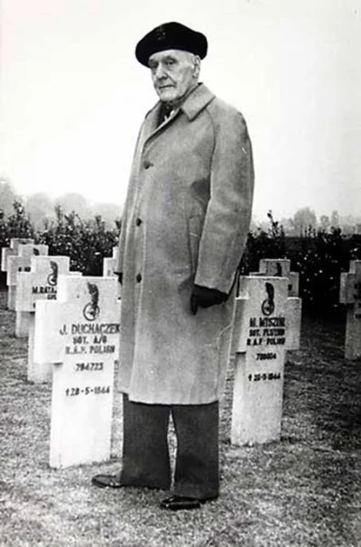brusilow12 - Generał Stanisław Maczek w czasie odwiedzania grobów swoich poległych żo...
