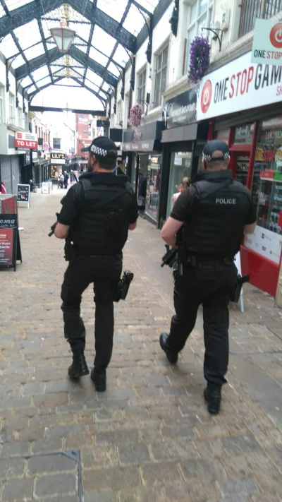 Trader888 - Ramadan w #barnsley #uk i #policja z długą bronią.
