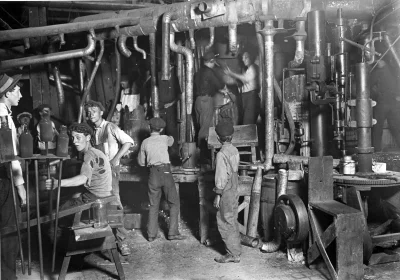 myrmekochoria - Lewis Hine, Nocna zmiana w fabryce szkła w Indianie, USA 1908. 18 cen...