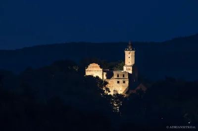 Adrian_ - Zamek Grodno w Zagórzu Śląskim nocą. 
SPOILER
#adriansitkophotography