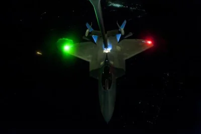 BrodzacywZbozowej - F-22 Raptor używany w nalotach w Syrii, tankowany przez KC-10 Ext...
