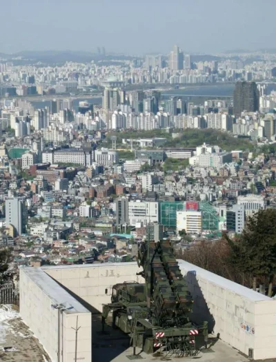 episode - Wyrzutnia rakiet MIM-104 Patriot. W tle Seul - Korea Płd.