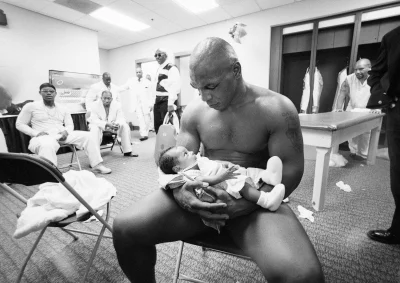 kamdz - Zdjęcie przedstawia Mike'a Tysona po przegranej walce z Lennoxem Lewisem (poc...