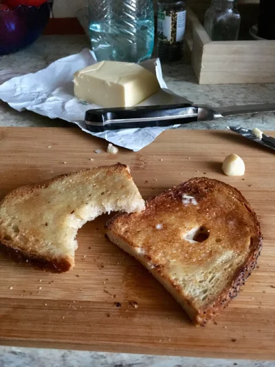 Migajaca_dioda - Chleb z tostera, czosnek, masło i troche soli. Najlepsze żarcie ever...
