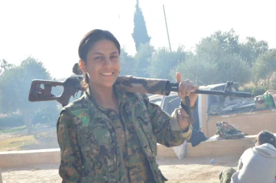 matador74 - Pani żołnierz z SDF/YPJ we wiosce Suwaydiya

#syria
#isis
#bitwaorakk...