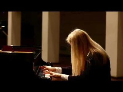 Kaczorra - Genialny utwór, genialna pianistka, mógłbym słuchać zapętlonego :).

#muzy...