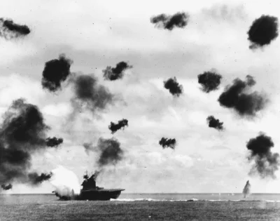 C.....s - USS Yorktown podczas Bitwy o Midway, moment uderzenia torpedą. Czarne "chmu...