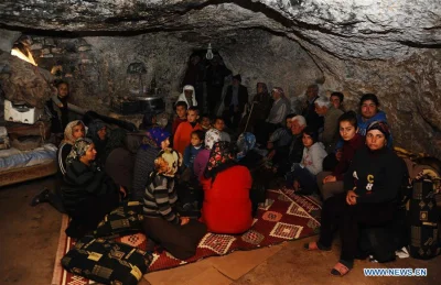 Martwiak - Kurdowie z Afrin (zdjęcia z 8 lutego) ukrywają się przed walkami w jaskini...