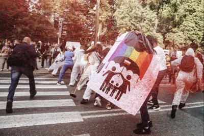 Radek41 - Ale to zdjęcie jest wspaniale symboliczne. Polska ma ich chronić przed LGBT...