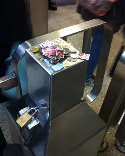 giker - A w Kanadzie jak zepsuły się bramki w metrze tak to wyglądało: