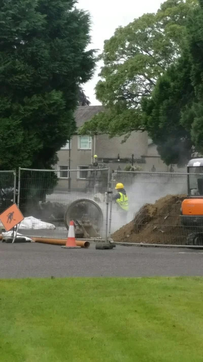 a.....r - Koleś tnie betonowy krąg bez okularów i bez wody
#IRLANDIA #bhp