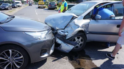 Saeglopur - Wygląda absurdalnie bo po prostu Toyotę obrociło o 180 a Opla o 90 stopni...