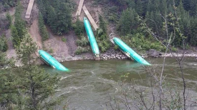 FrasierCrane - @doman82: a tutaj trzy Boeingi tak pędziły do rzeki, że aż skrzydła po...