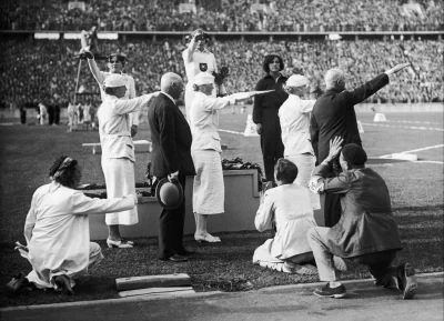 N.....h - Oszczepniczki podczas igrzysk w Berlinie. Na podium od lewej: Luise Krüger,...