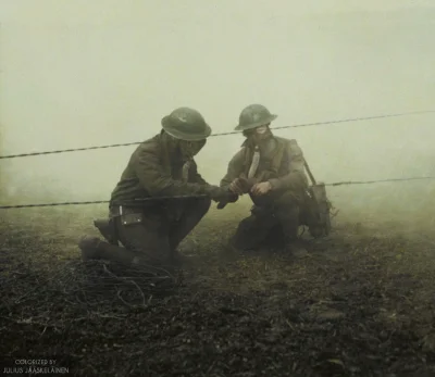 brusilow12 - Dwóch amerykańskich żołnierzy naprawia linie telefoniczne podczas ataku ...