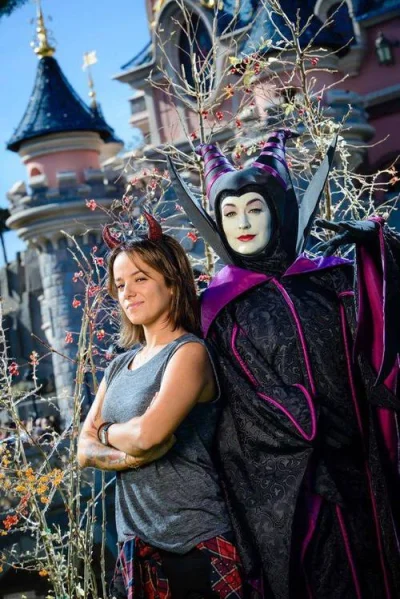 Scare3byk - Alizée sprzed 2 dni w paryskim Disneylandzie z jakąś fanką, czy coś.

#al...