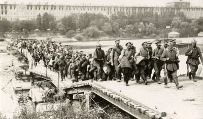 wariag - Modlin 1915. Rosyjska załoga po kapitulacji opuszcza twierdzę http://fotki.y...