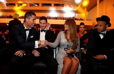 lkg1 - Messi wróci dzisiaj do domu ze złotą piłką, Ronaldo z żoną Messiego xD
#balon...