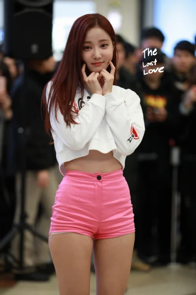 XKHYCCB2dX - #yeonwoo #momoland 
#koreanka