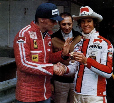 jaxonxst - Grand Prix Włoch 1976. Niki Lauda wręcza złotego rolexa Arturo Merzario. T...