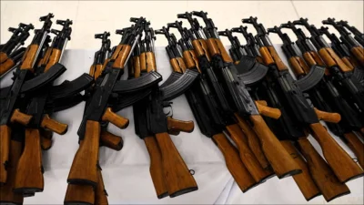 zamaskowany - Otrzymałem 500 karabinów AK-47 które z powodu braku ofoliowania (folii ...