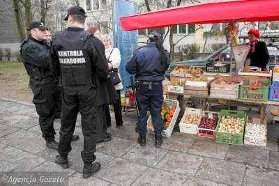 macowiec - Policjanci fiskusa zatrzymali sie na stoisku z warzywami, żeby kupić march...