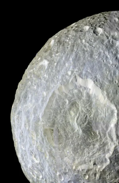 enforcer - Księżyc Saturna - Mimas, z bliska.
#ciekawostki #astronomia #kosmos #kosmo...