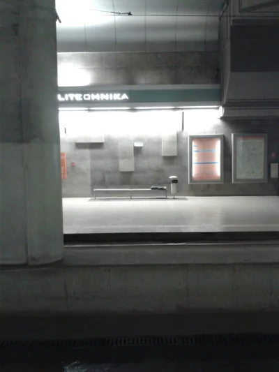 S.....t - Siedzę sobie na przystanku Politechnika (tunel) w #krakow i #!$%@? patrze n...