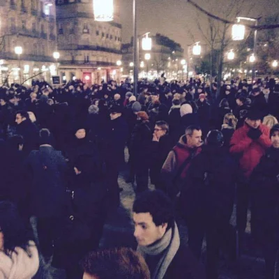 tmsz - W Dijon tłum ludzi zebrał się na placu Darcy na znak solidarności z ofiarami m...
