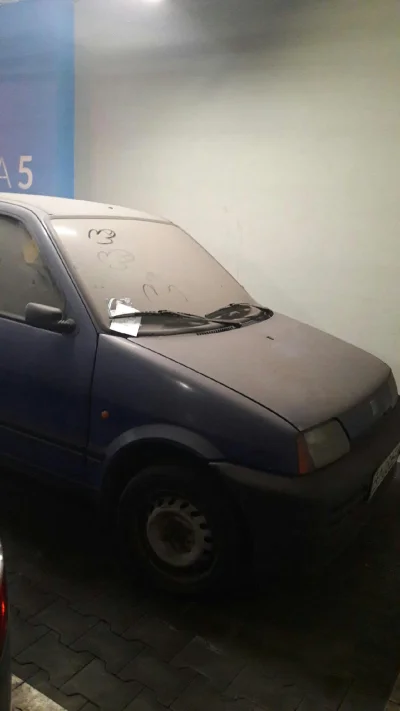 kondzaf - #bialystok głęboko pod galerią Jurowiecką stoi mały smutny samochodzik, już...