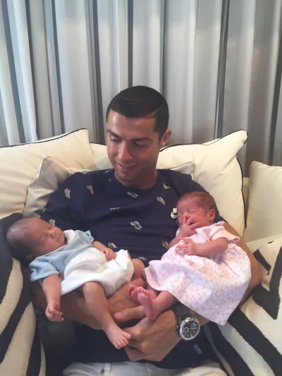 Minieri - Cristiano z dwójką swoich nowych dzieci - bliźniaki :) #
#pilkanozna #real...