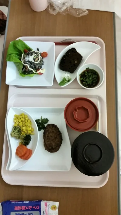 ama-japan - Obiad w szpitalu, sałatka x2, zupa miso, ryż, kotlet mielony i smaczne ci...