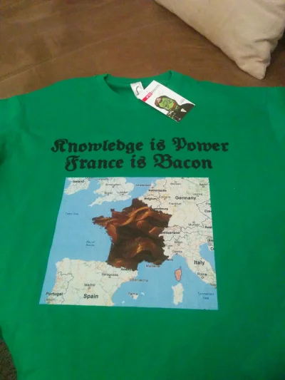 Senoy - A taką koszulkę dostałem z #teeroulette z (#)rozdajo od @AntoniRysuje :) 

...