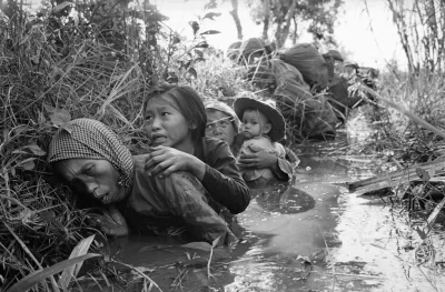 N.....h - Kobiety z dziećmi uciekające przed bombardowaniem. 
Sajgon (obecnie Ho Chi...