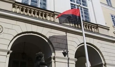 gelerth35 - @Domenico: Czerwono-czarna flaga poplecznika Hitlera Bandery, wisząca ofi...