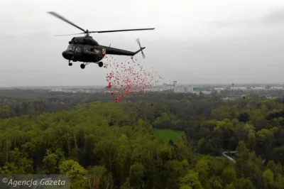 dr_gorasul - A co robiło wojsko Komorowskiego? Zaśmiecało miasto ulotkami "ORZEŁ MOŻE...