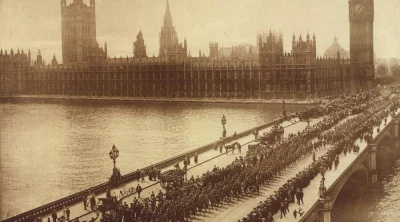 myrmekochoria - Amerykańscy żołnierze maszerują przez Most Westminsterski, Anglia 191...