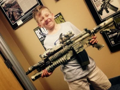 johann89 - Syn Travisa Haleya, trzymający jego M4A1, którego używał podczas służby w ...